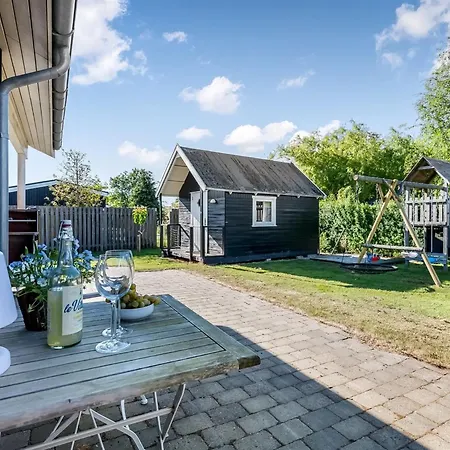 Shania - 300m From The Sea By Interhome